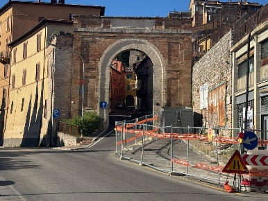 Foto Negozio in Via Florenzo di Lorenzo 2B 2C, Perugia Centro Storico