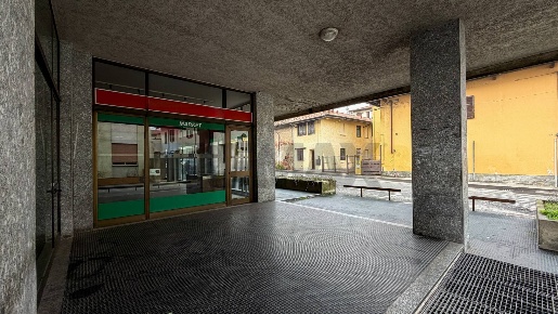 Foto Negozio in Via Madonna 2, Lonate Pozzolo Centro di 245 m² con 2 locali