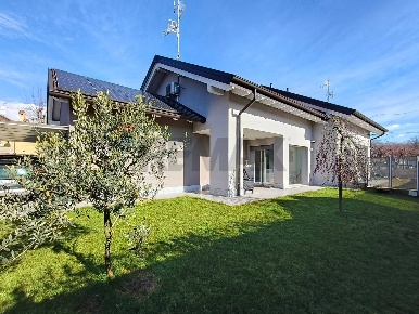 Foto Case semi ndipendenti in Via Monte Pasubio 16, Oleggio Castello