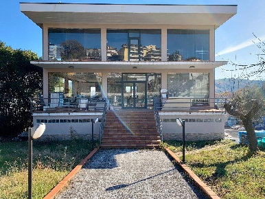 Foto Locale commerciale in Via B. masci, Teramo Centro di 450 m² in vendita