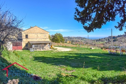 Foto Rustico in Via degli orti, Potenza Picena Centro di 251 m² in vendita