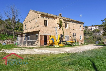Foto Rustico in Via degli orti, Potenza Picena Centro di 251 m² in vendita
