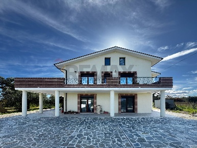 Foto Villa unifamiliare in Contrada Bavi, Ortona di 397 m² con 16 locali