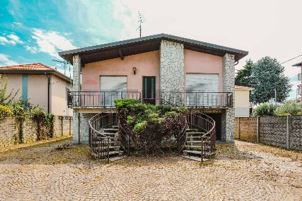 Foto Casa indipendente in via quintino sella 49, Busto Arsizio di 195 m²
