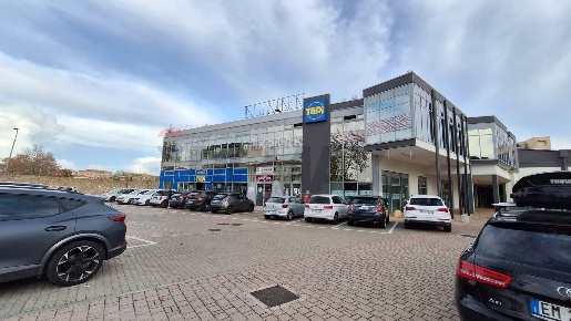 Foto Locale commerciale a Pescara Tiburtina di 380 m² con 1 locali