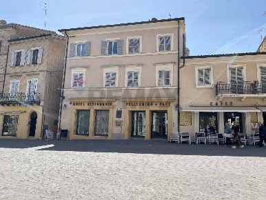 Foto Hotel in Piazza della Madonna 51, Loreto Centro di 2025 m² in vendita
