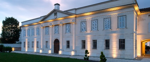 Foto Villa unifamiliare a Sabbioneta Centro di 2300 m² con 15 locali