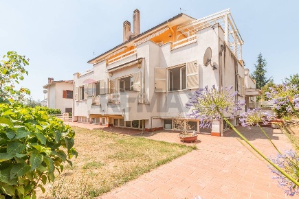 Foto Appartamento in Vasco De Gama 19, Canino Centro di 127 m² con 6 locali