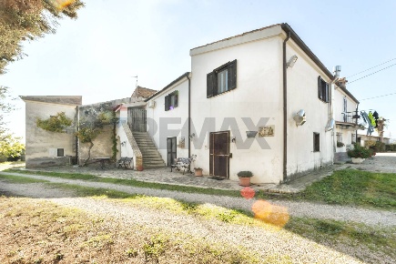 Foto Agriturismo a Città Sant'Angelo con 8 locali in vendita