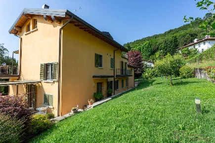 Foto Villa unifamiliare in Via Marzanica, Bergamo Redona di 933 m²