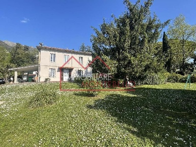 Foto Villa unifamiliare a Camaiore Camaiore Paese di 220 m² con 10 locali