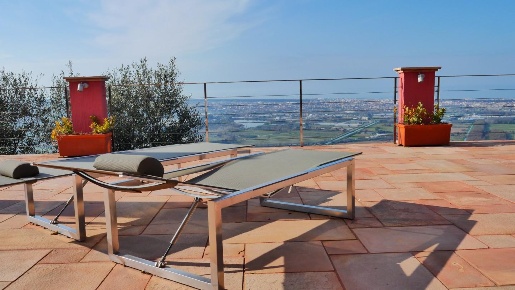 Foto Villa unifamiliare a Massarosa Centro di 300 m² con 5 locali