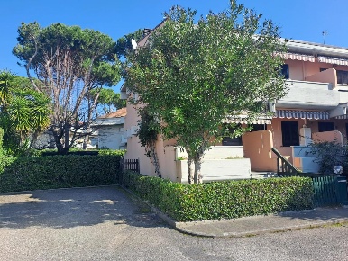 Foto Villa a schiera a Massa Marina di Massa Centro di 115 m² con 6 locali