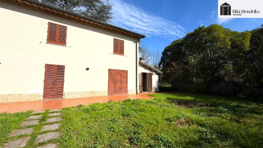 Foto Casa indipendente a Fucecchio Querce di 207 m² con 8 locali in vendita