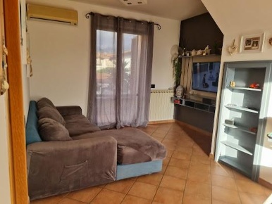 Foto Appartamento a Massa Marina di Massa Centro di 105 m² con 5 locali