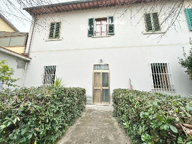 Foto Casa indipendente a Campi Bisenzio Centro di 318 m² con 8 locali