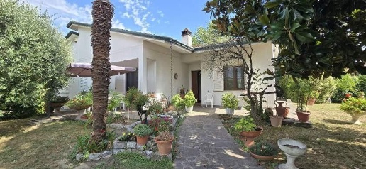 Foto Villa unifamiliare a Castelfranco di Sotto Centro di 300 m² in vendita