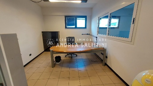 Foto Ufficio a Pontedera Oltrera di 300 m² con 6 locali in affitto