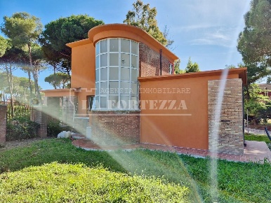 Foto Villa unifamiliare a Pisa Calambrone di 107 m² con 4 locali in vendita