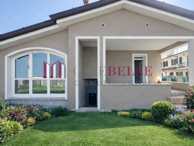 Foto Villa bifamiliare a Camaiore Capezzano Pianore di 155 m² con 5 locali