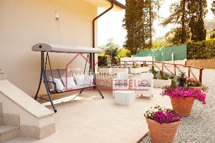 Foto Villa unifamiliare a Camaiore Camaiore Paese di 220 m² con 9 locali