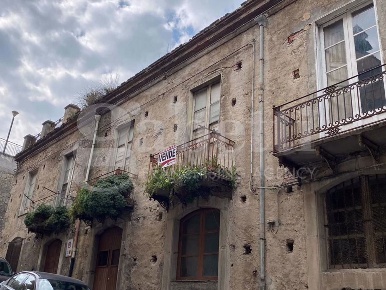 Foto Appartamento in Via C. Battisti 6, Patti Centro di 150 m² con 6 locali