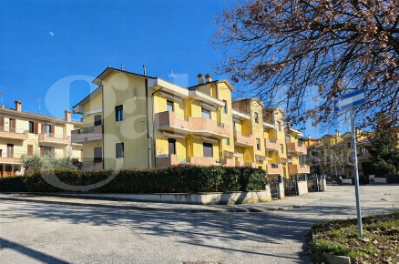 Foto Appartamento in Via Sirmione 46, Gubbio di 95 m² con 5 locali