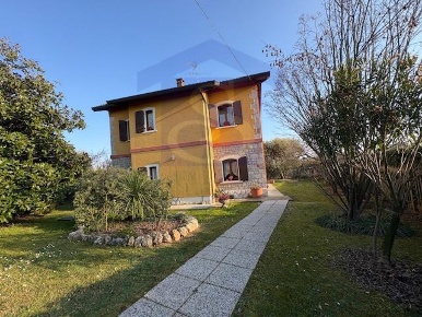 Foto Casa indipendente a Budoia Centro di 150 m² con 7 locali in vendita