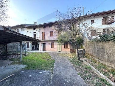 Foto Rustico a Polcenigo Centro di 220 m² con 8 locali in vendita