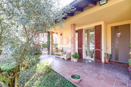 Foto Villa bifamiliare in Via Montebisbino 1, Mariano Comense Centro