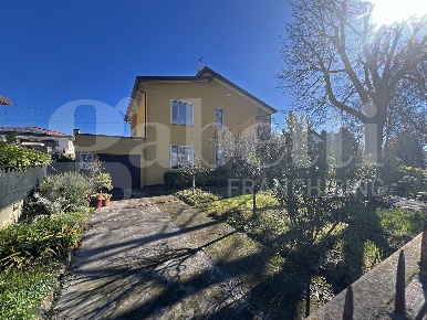 Foto Villa bifamiliare a Piove di Sacco di 140 m² con 5 locali in vendita