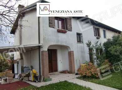 Foto Case semi ndipendenti in Via Pietro Sola, Zero Branco Centro di 154 m²