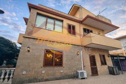 Foto Villa unifamiliare in viale Garrone, Siracusa di 240 m² con 10 locali