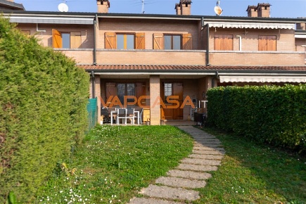 Foto Villa a schiera in Via Fratelli Kennedy, Bagnatica di 205 m²