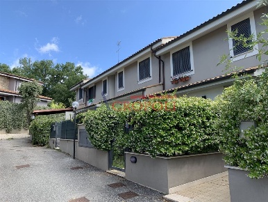 Foto Appartamento in Via Falcone, Manziana di 60 m² con 3 locali in vendita