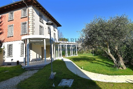 Foto Casa indipendente in VIA BUOZZI, Faenza di 326 m² con 7 locali