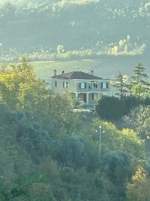 Foto Villa bifamiliare a Carassai di 310 m² con 18 locali in vendita