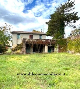 Foto Casale a Carassai di 188 m² con 10 locali in vendita