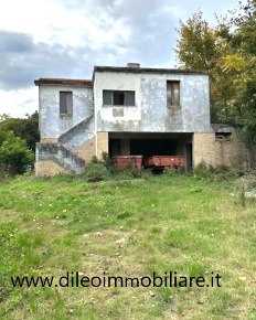 Foto Casale a Ripatransone di 180 m² con 10 locali in vendita