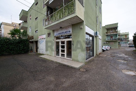 Foto Locale commerciale in Via Bitritto 13, Modugno di 100 m² con 2 locali