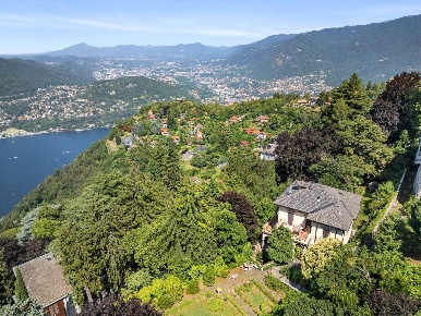 Foto Villa unifamiliare in Via Roma 11, Brunate di 450 m² con 12 locali