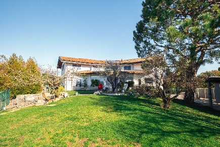 Foto Villa unifamiliare in VIA DEGLI ALPINI 8, Capiago Intimiano di 515 m²