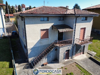 Foto Villa unifamiliare a Erbusco Centro di 250 m² con 5 locali in vendita