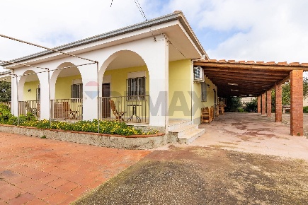 Foto Villa unifamiliare in Via Simeto snc, Ragusa di 155 m² con 8 locali