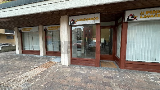 Foto Locale commerciale in Via Rossini 4, Luino Centro di 100 m² in vendita