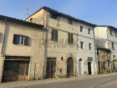Foto Case semi ndipendenti a Montevarchi Levanella di 174 m² con 6 locali