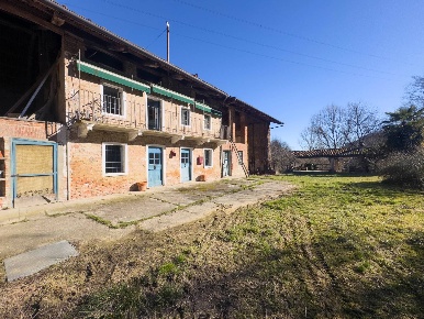 Foto Rustico in Strada Villanova, Castagneto Po di 170 m² con 8 locali