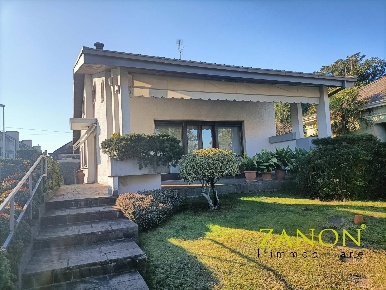 Foto Villa unifamiliare in Via Montecucco, Gorizia Centro di 250 m²