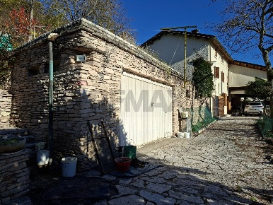 Foto Casa indipendente in Via Caldoie 18, Cavaso del Tomba di 365 m²