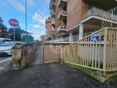 Foto Box in Via Vincenzo Tomassini, Roma di 16 m² con 1 locali in vendita